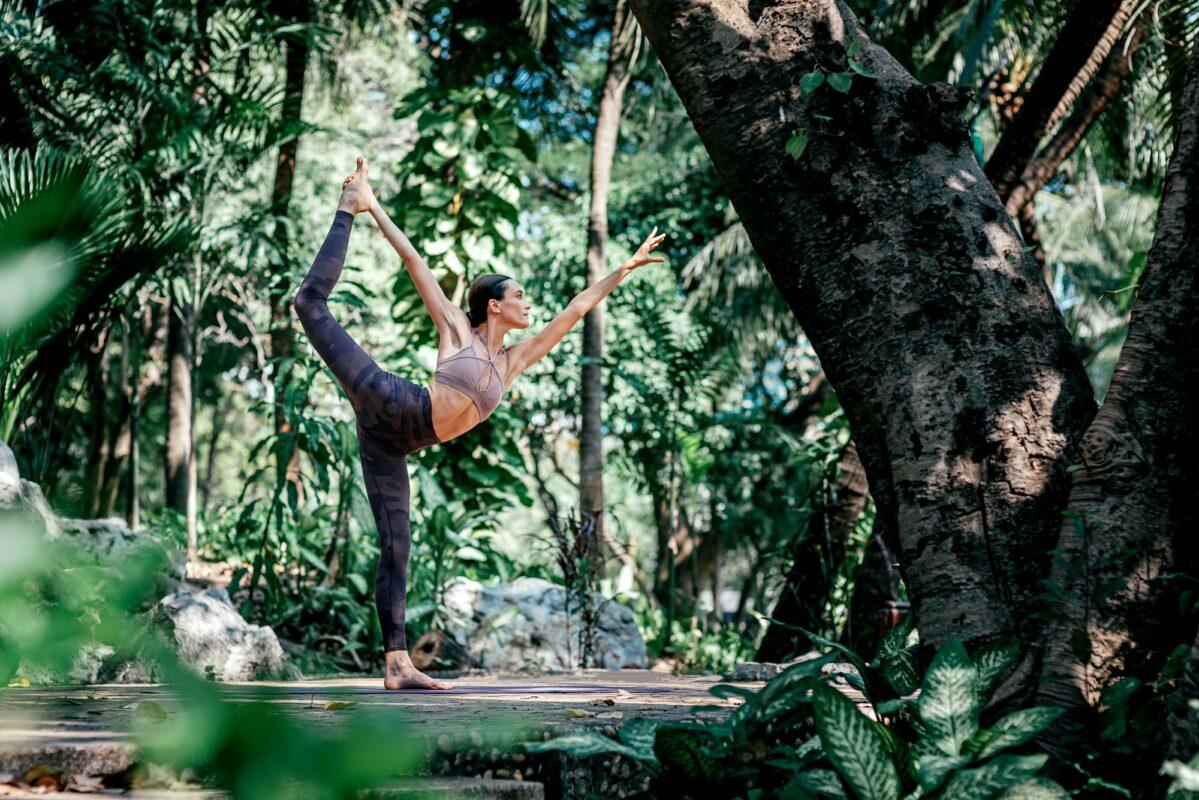 Frau in Yogastellung im Wald
