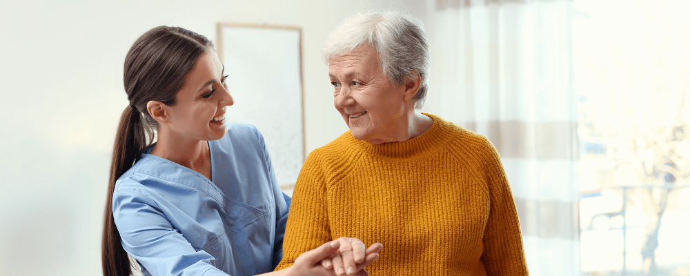 Pflegerin hilft alter Frau