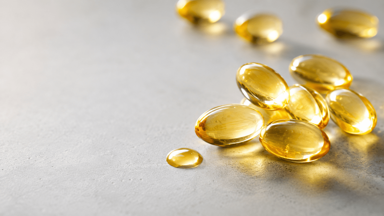 Hochwertige Omega-3-Fettsäuren Kapseln mit goldenem Fischöl auf hellem Hintergrund
