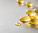 Hochwertige Omega-3-Fettsäuren Kapseln mit goldenem Fischöl auf hellem Hintergrund