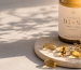 Vitamin D3 und K2 Kapseln im warmen Sonnenlicht auf hellem Hintergrund