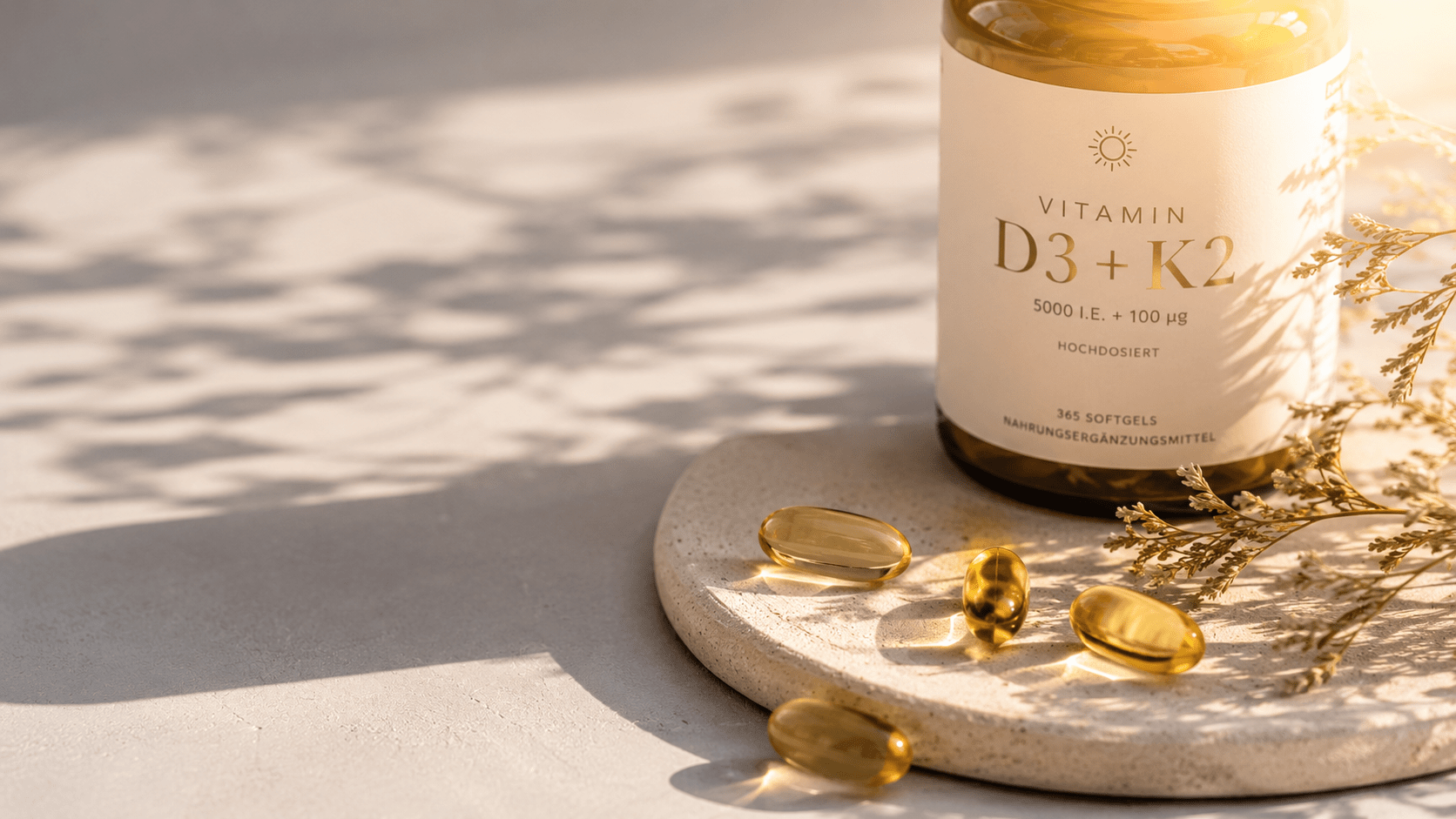 Vitamin D3 und K2 Kapseln im warmen Sonnenlicht auf hellem Hintergrund